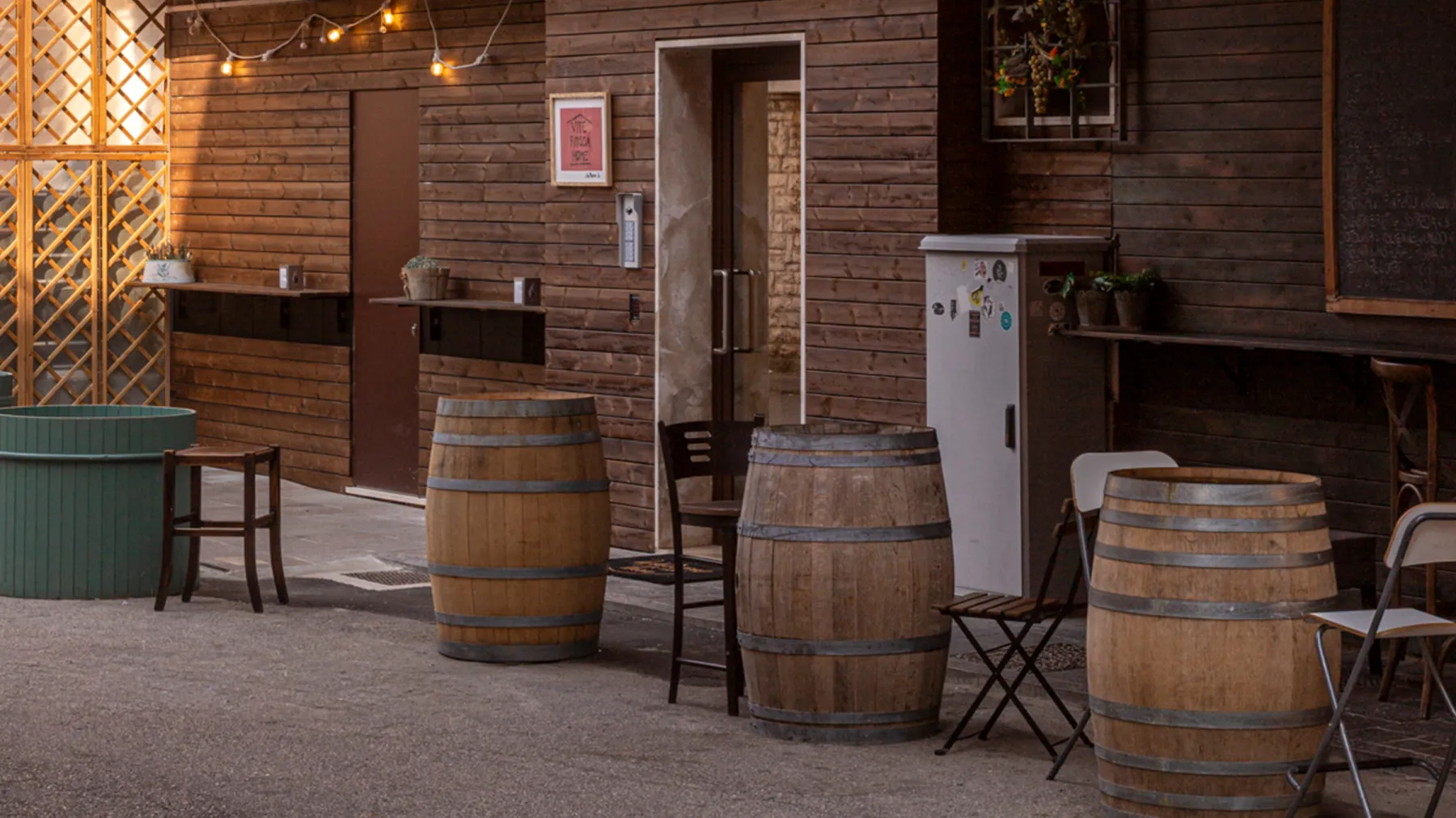 Rustic entrance of the Vite Rossa Home apartments in Mestre, with self check-in