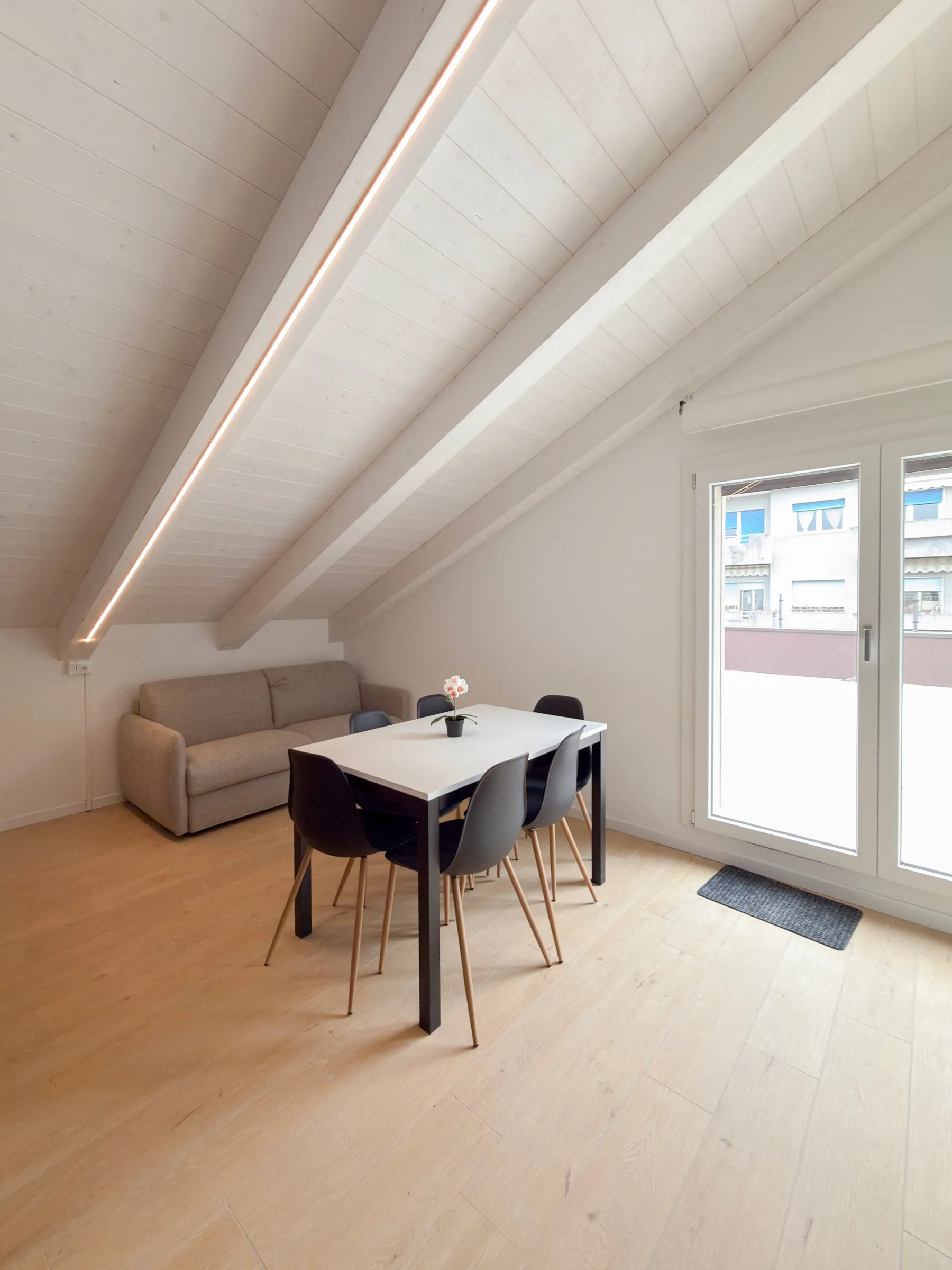 Suite Castello: attic living area with a sofa and skylight
