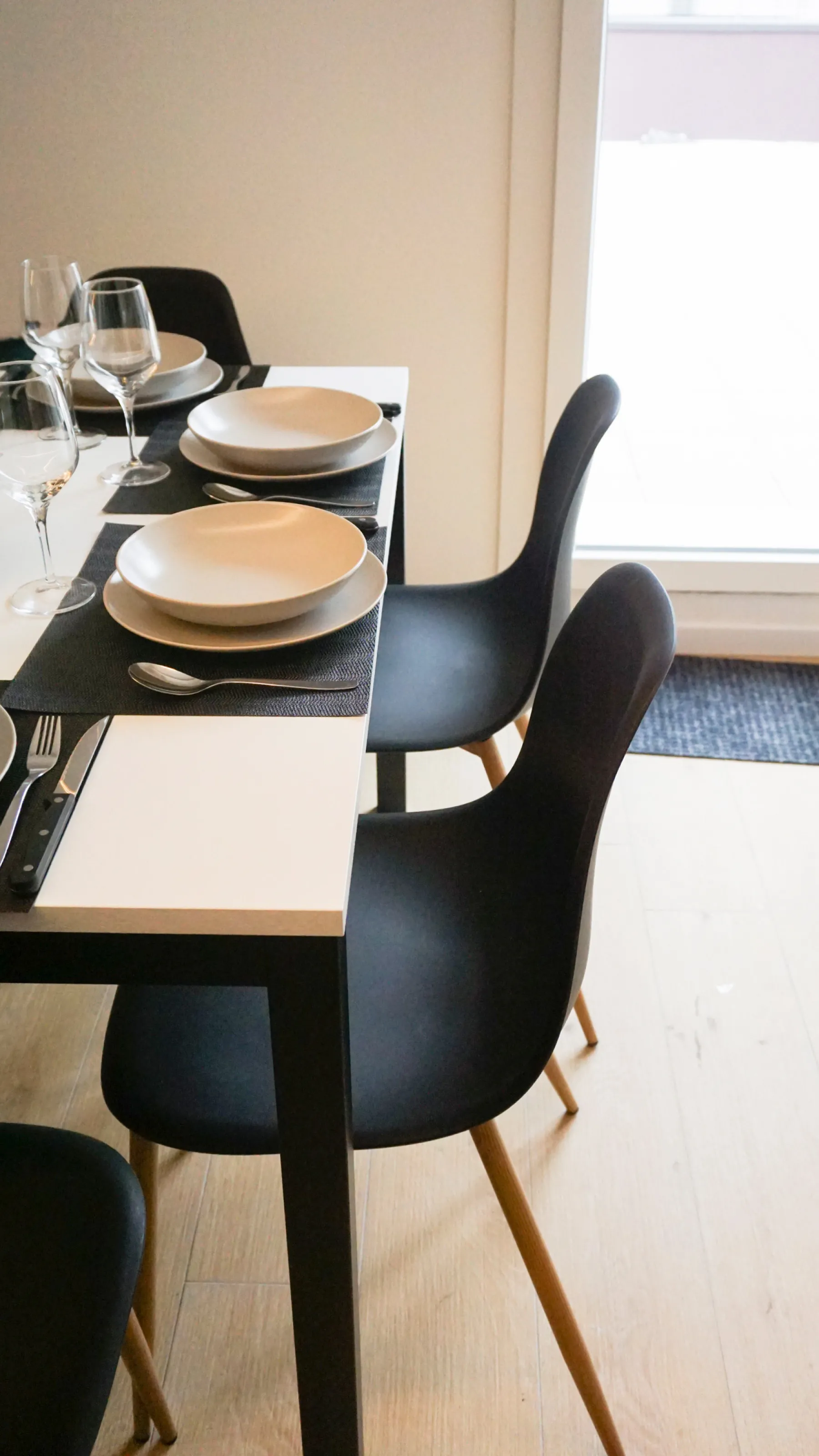 Suite Castello: close-up of the table set with black placemats