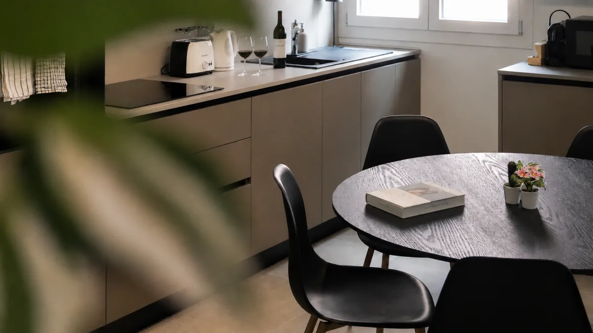 Suite Dorsoduro: kitchen counter with wine, glasses and a book, the relaxed feel of a stay in Mestre
