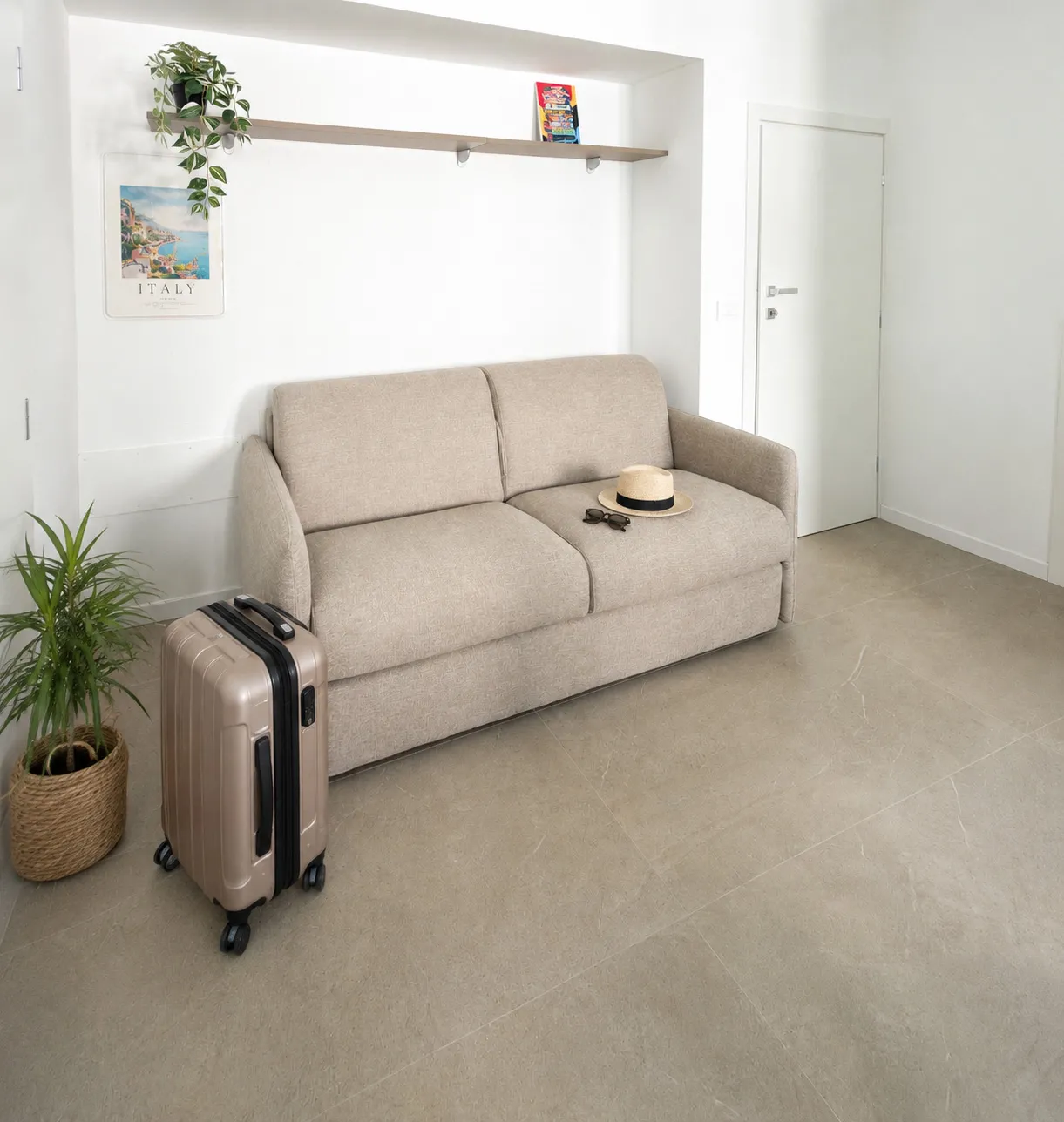 Suite Dorsoduro: sofa in the living area of the apartment in Mestre