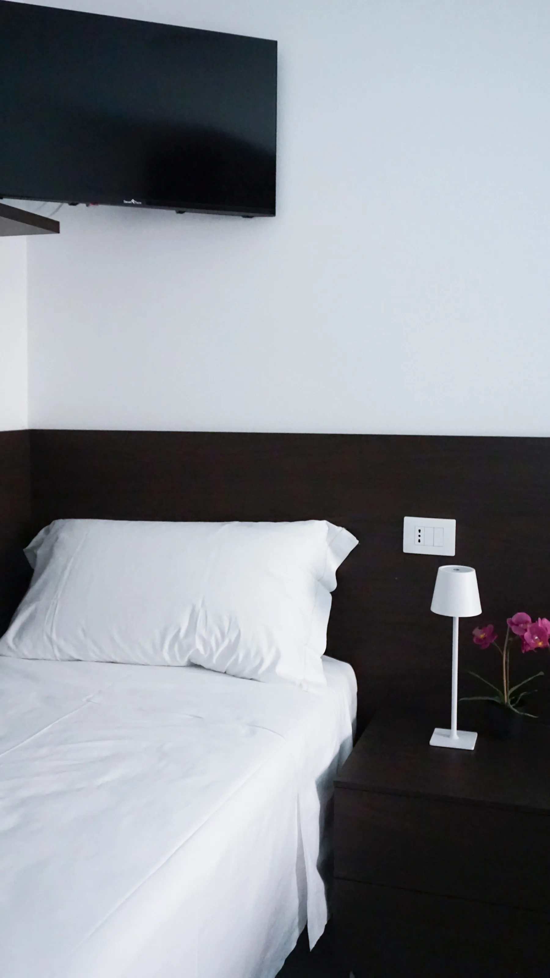 Suite Dorsoduro: bed with white pillows and quality linens