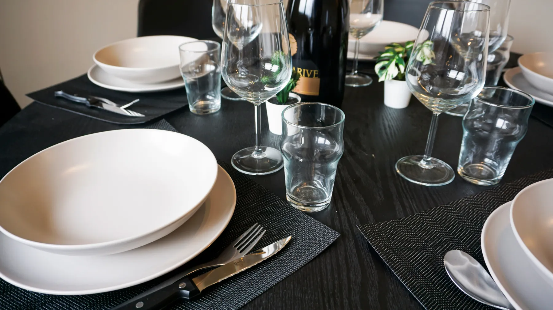 Suite Dorsoduro: table set with wine glasses, perfect for romantic dinners in Mestre