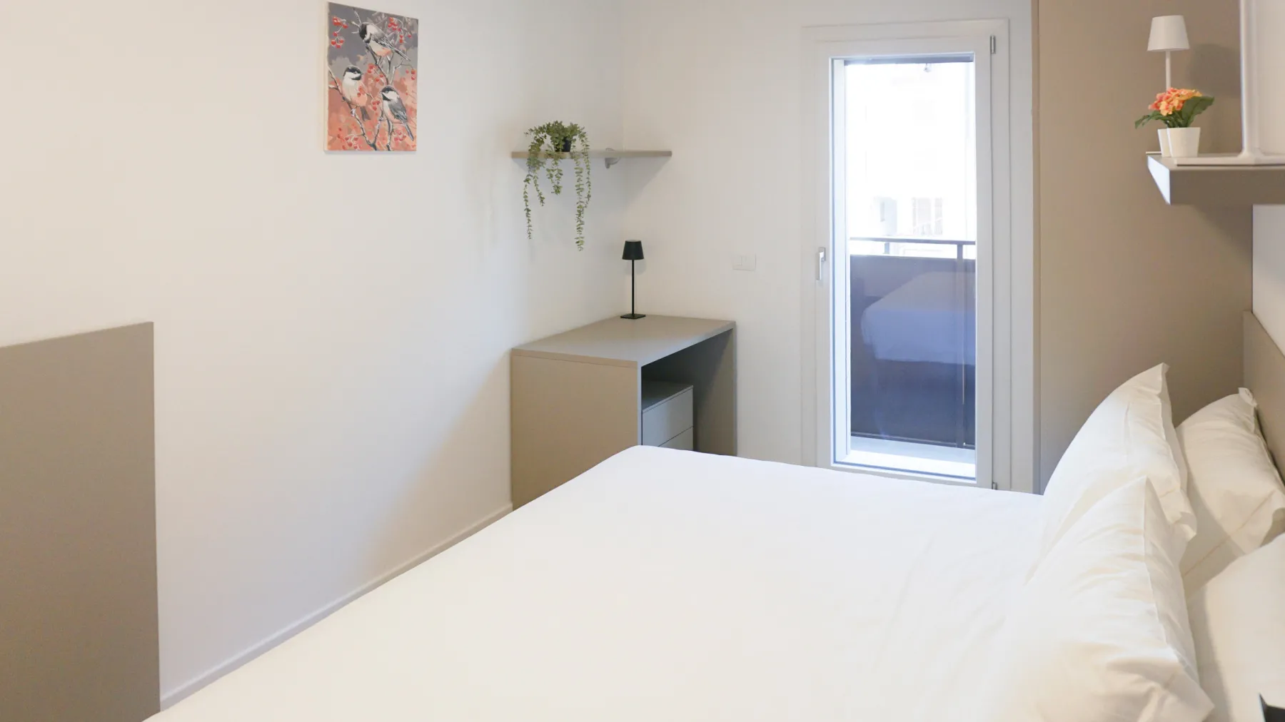 Suite Giudecca: bedroom corner with a dresser and balcony access