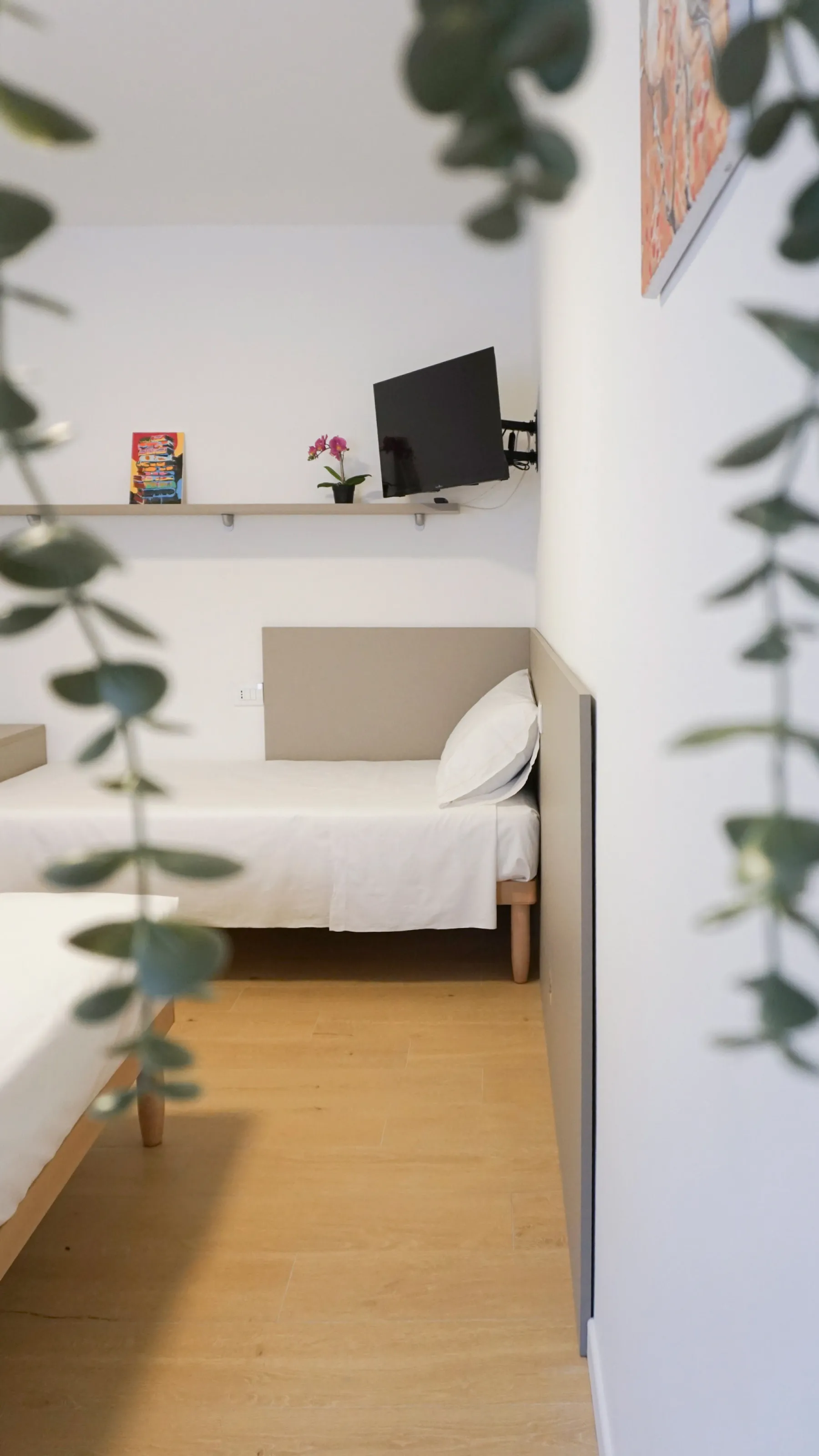 Suite Giudecca: bedroom detail with a plant in the foreground