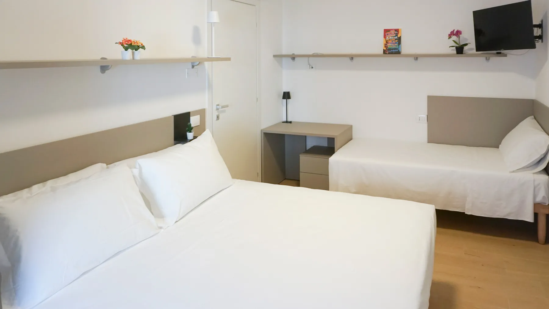Suite Giudecca: bedroom with a white bed and wooden headboard, a retreat in Mestre