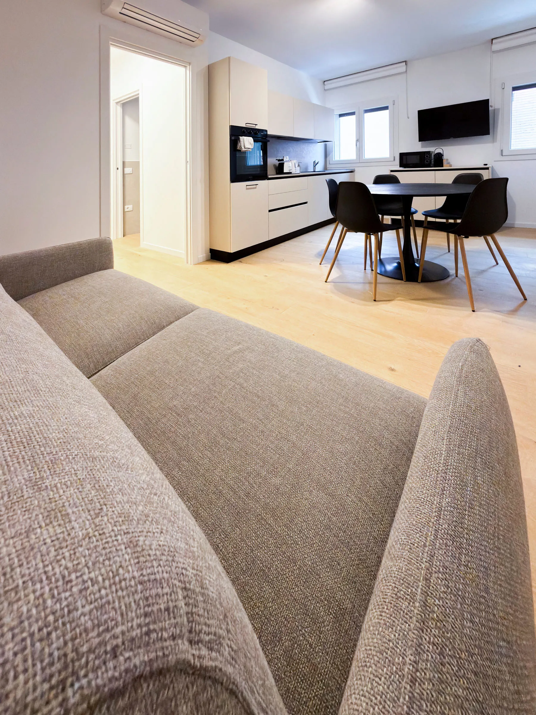 Suite Giudecca: smart-working corner with laptop and coffee, work comfortably during your stay in Mestre