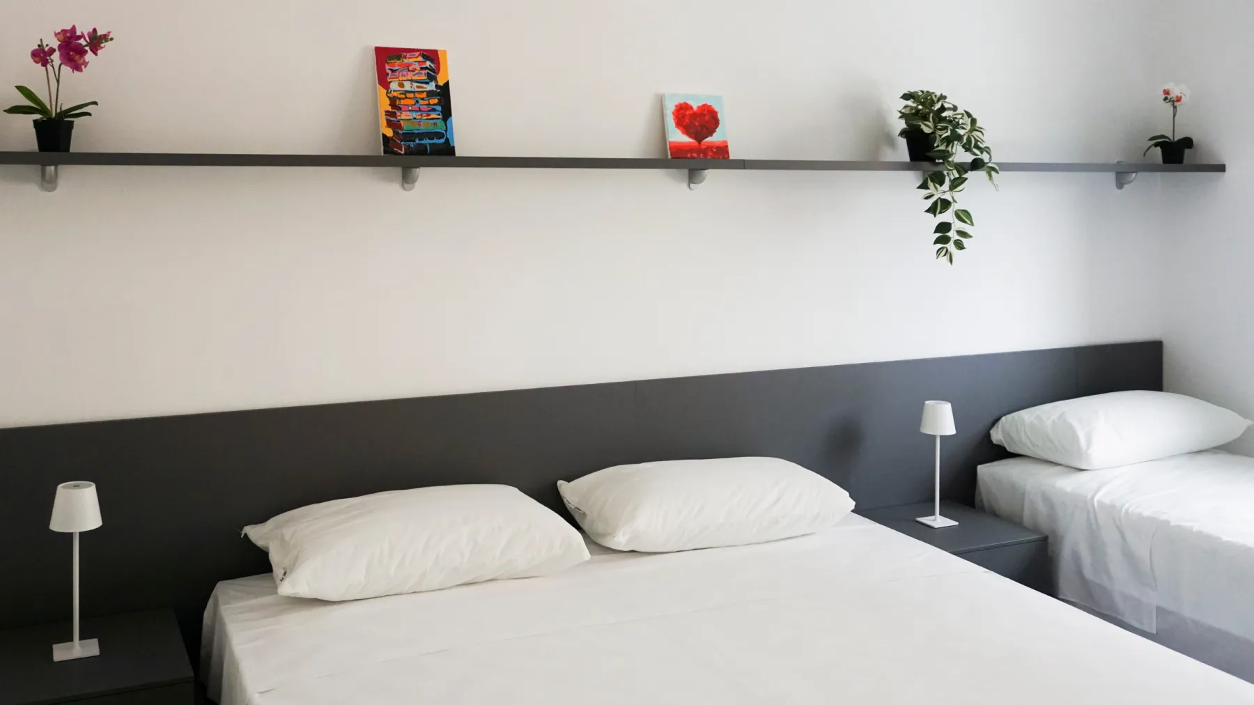 Suite Rialto: double bedroom with a dark headboard