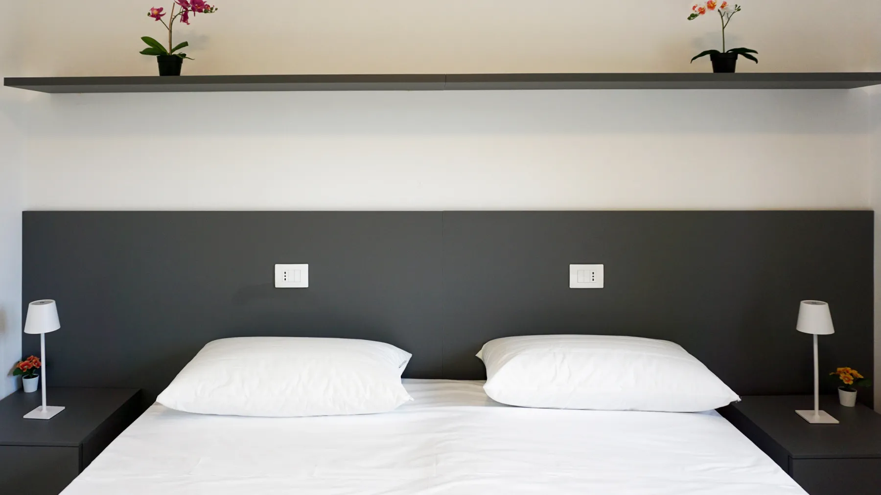 Suite Rialto: triple room with a desk, wardrobe and 32