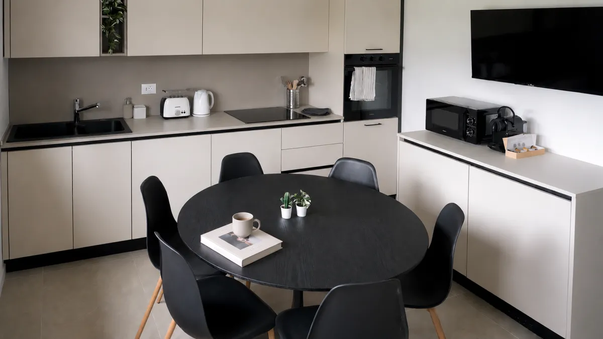Suite Rialto: black table with a book and a coffee cup, the relaxed feel of a stay in Mestre