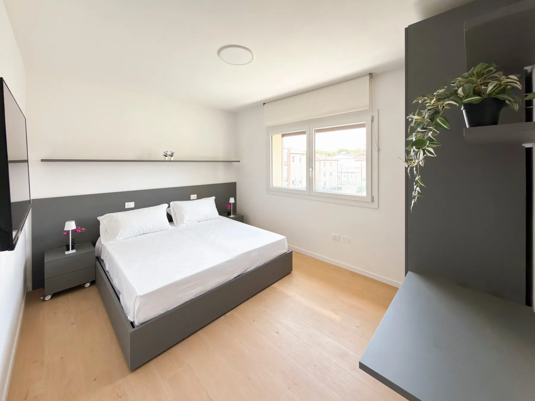 Suite San Marco: second bedroom with a desk, ideal for families and groups