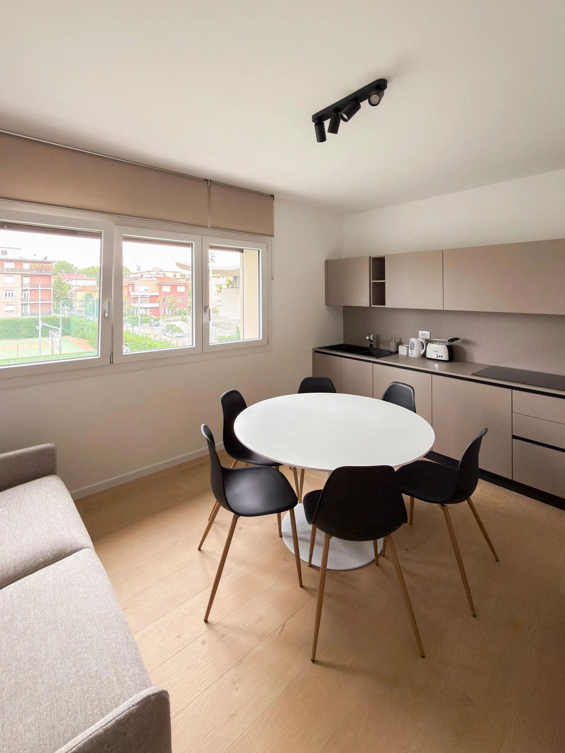 Suite San Marco: round table and kitchen with wall-mounted TV
