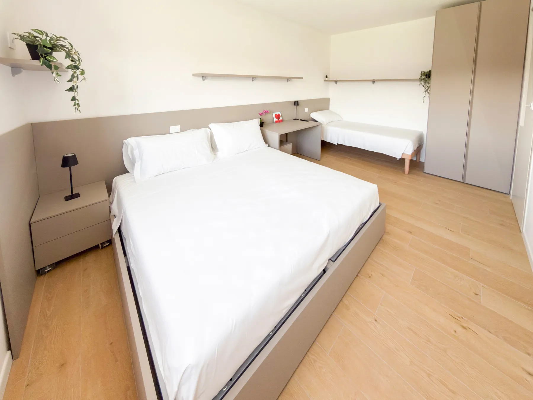 Suite San Polo: bedroom detail with a plant in the foreground