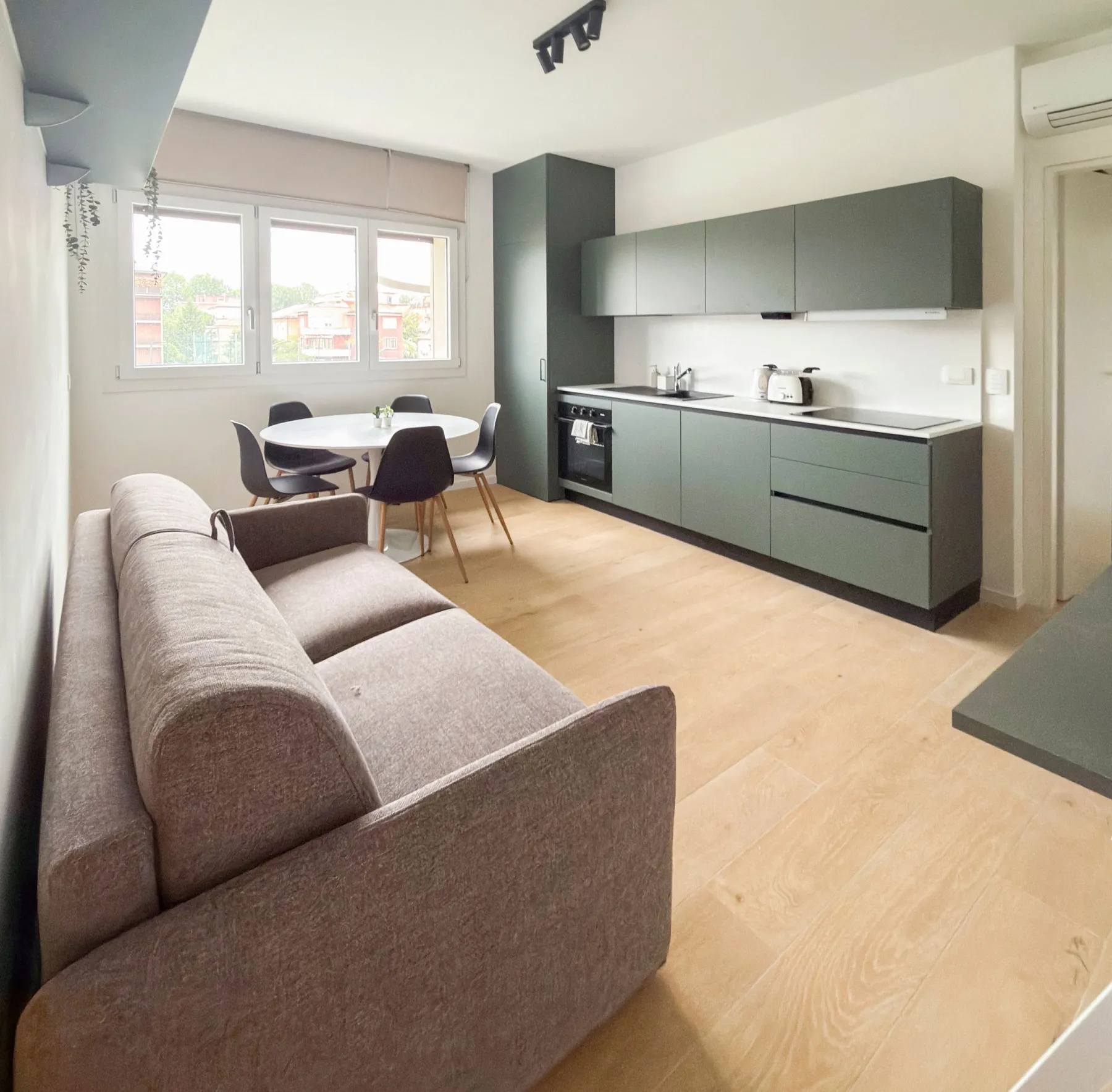 Suite San Polo: sofa and dining table seen from the living area