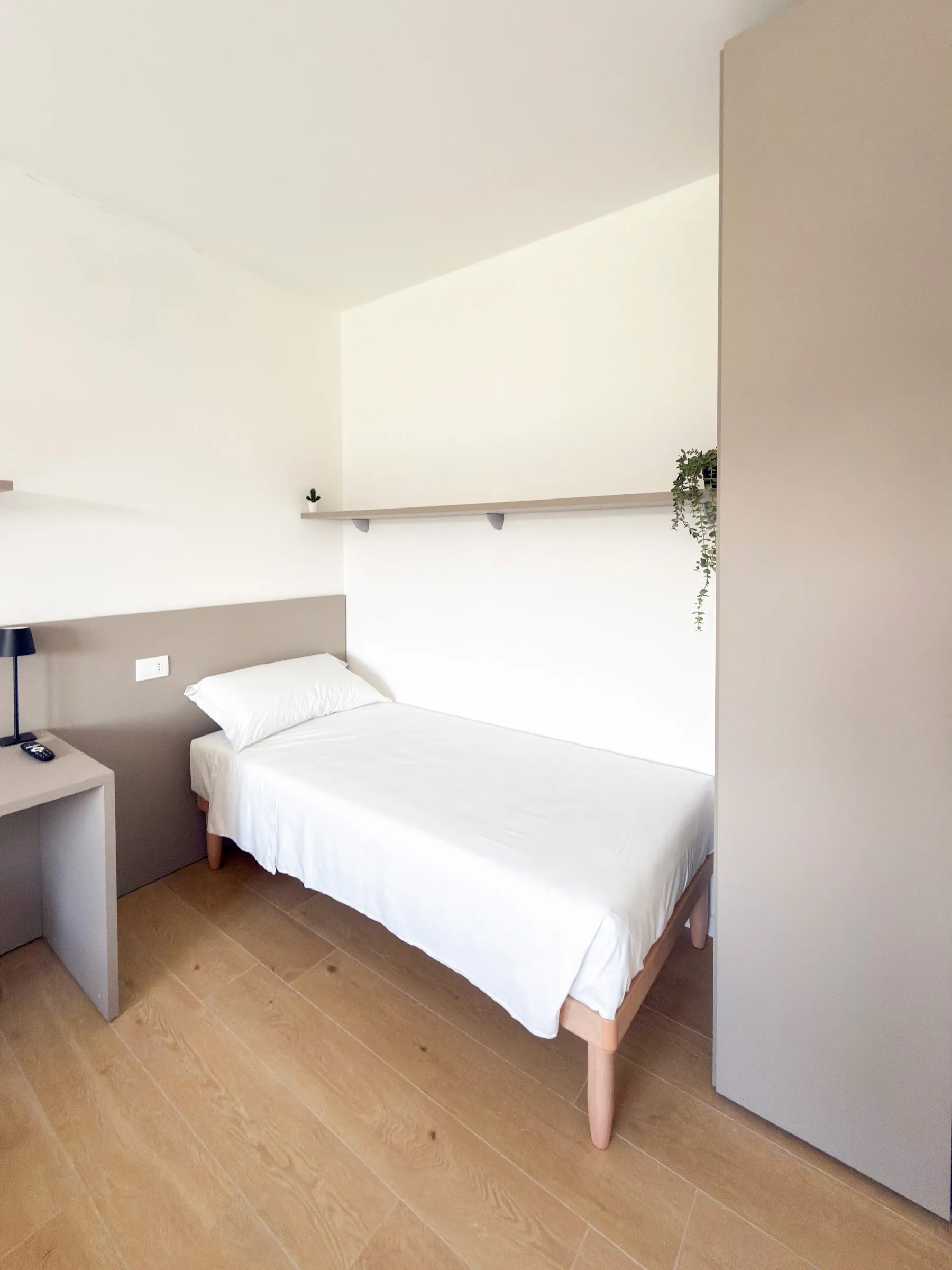 Suite San Polo: close-up of the bed with a flower on the nightstand