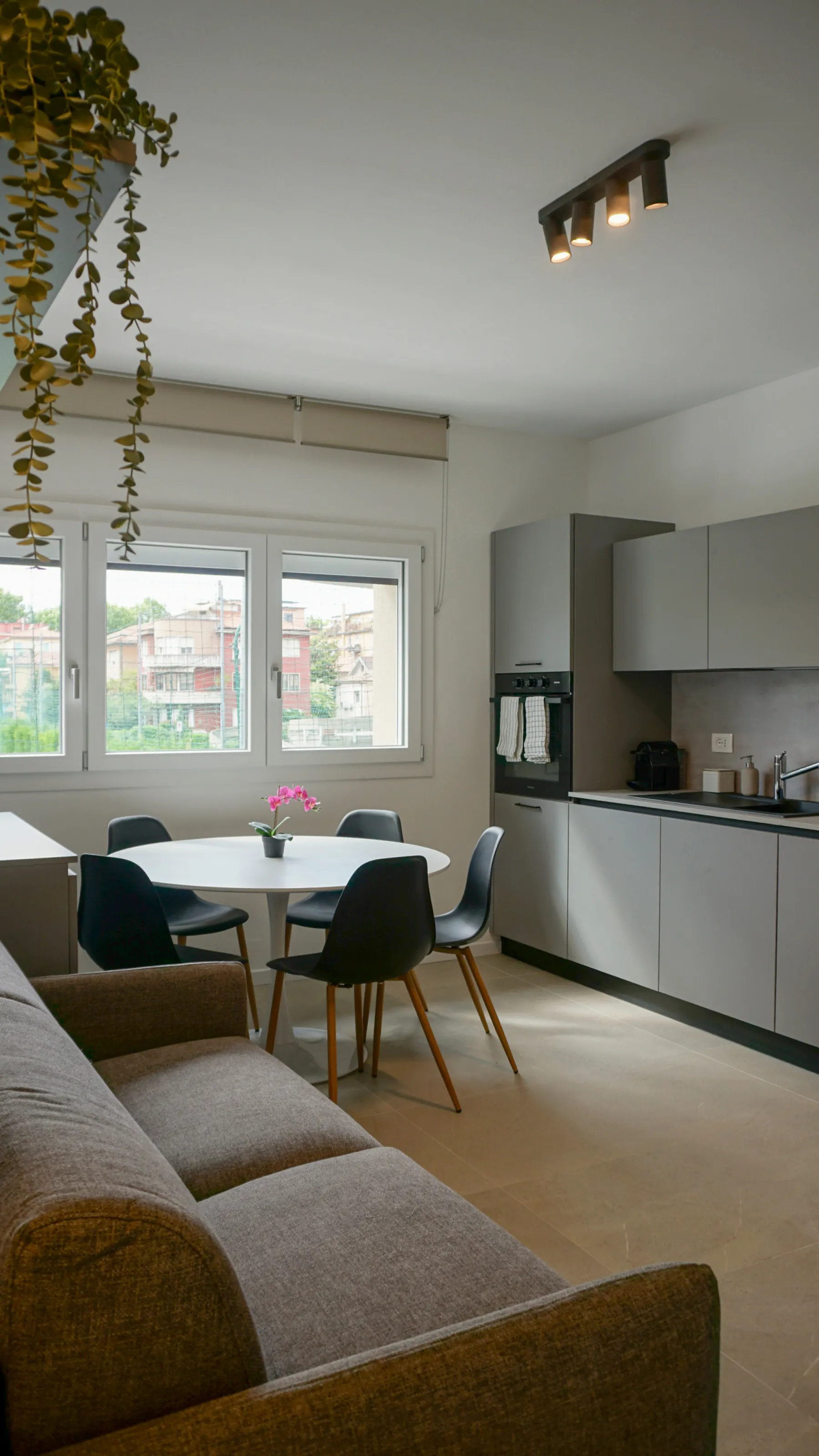 Suite Santa Croce: table set with wine glasses, perfect for an evening in Mestre
