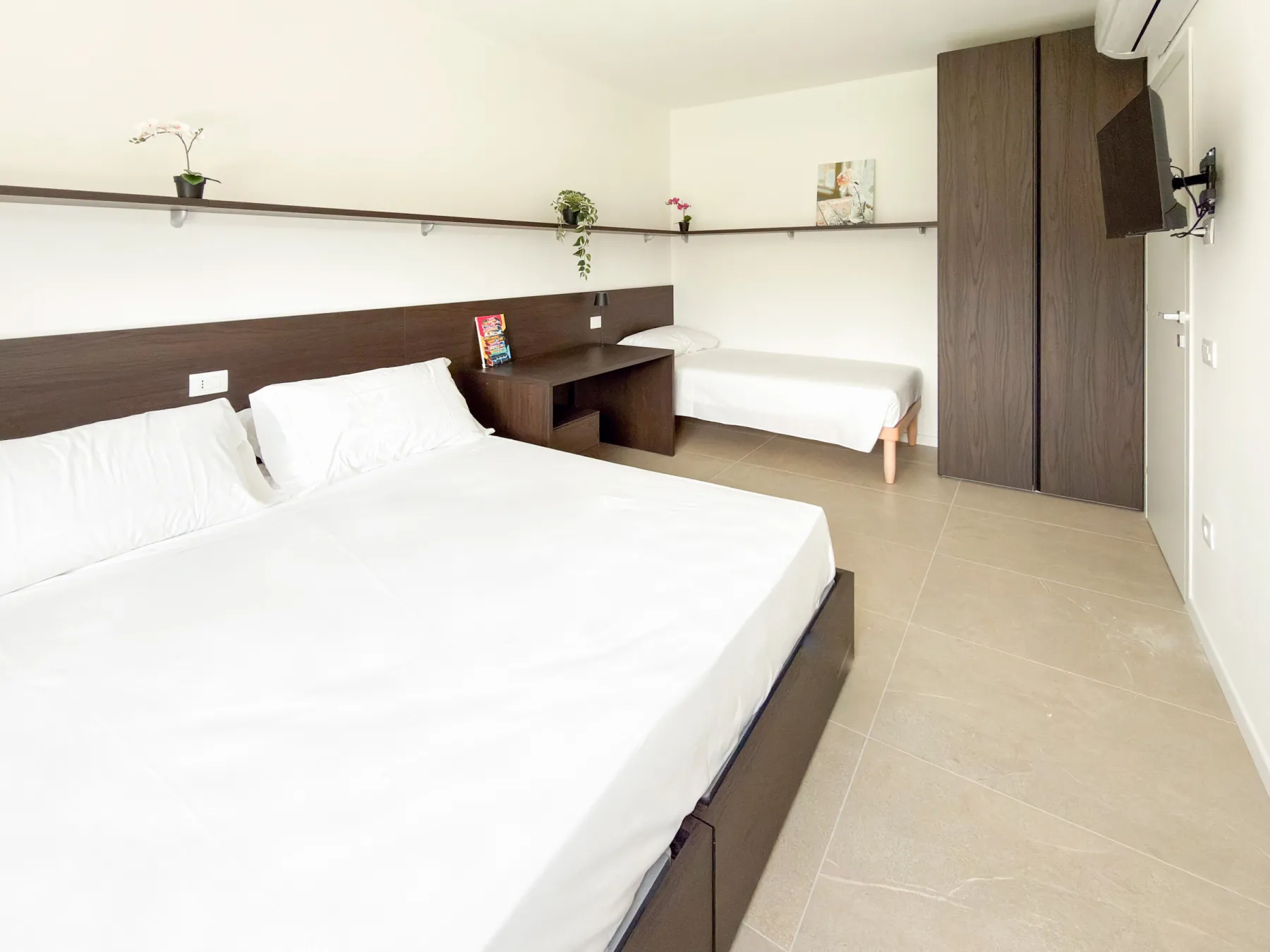 Suite Santa Croce: bedroom with a dark wood panelled wall and nightstands