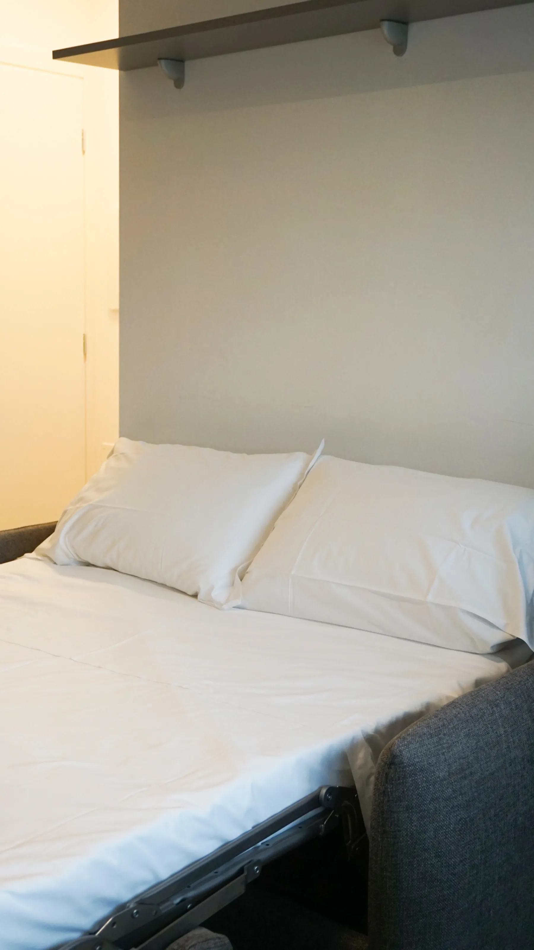 Suite Santa Croce: bed with white pillows, comfort for your stay