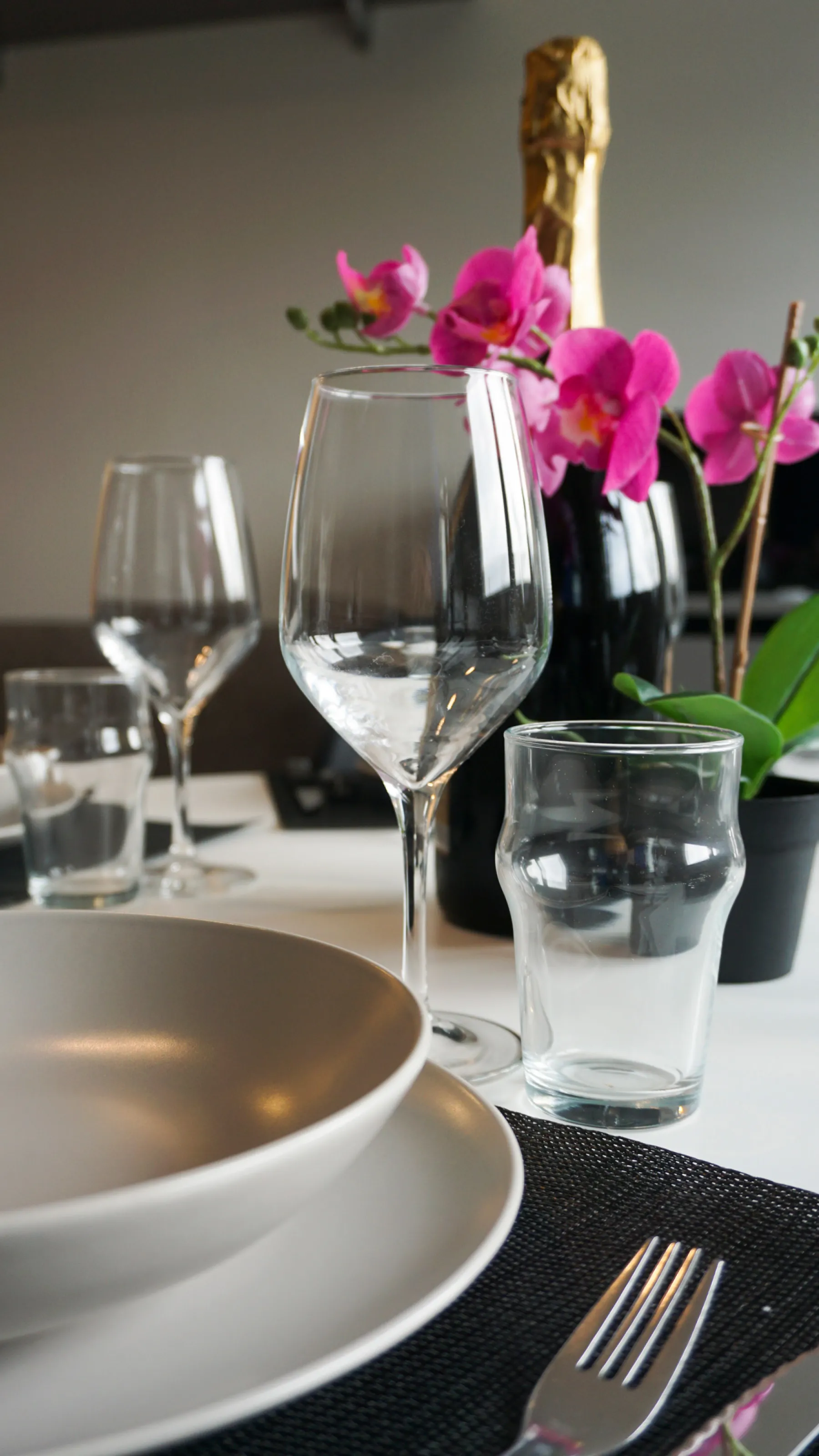 Suite Santa Croce: dining table and kitchen by the window